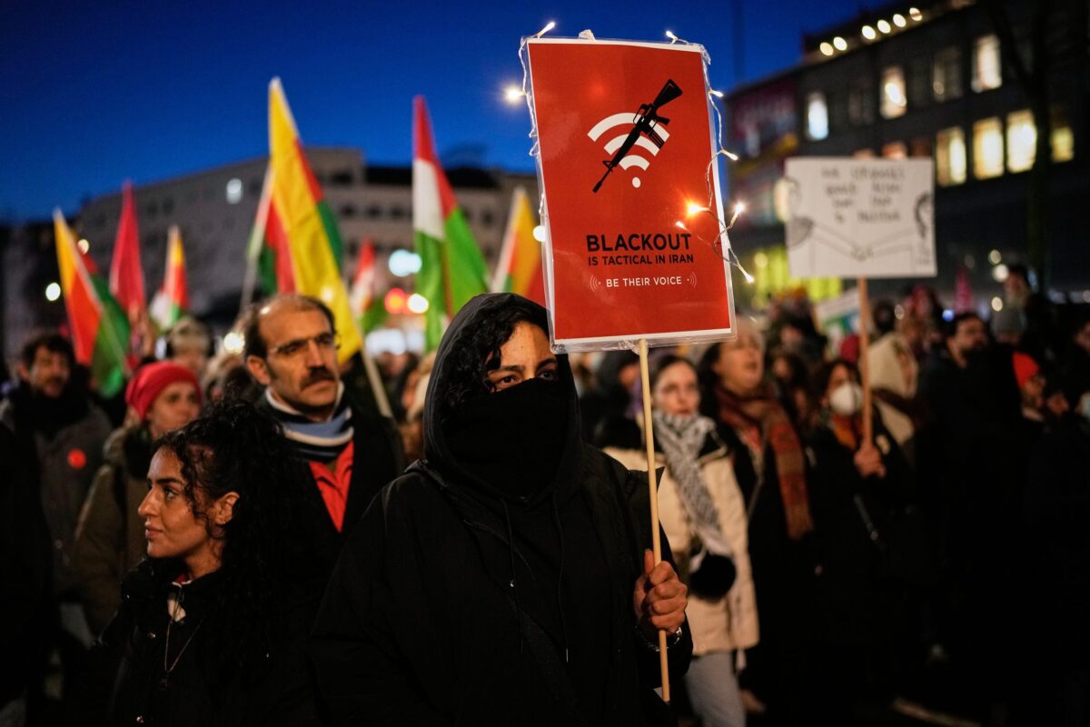 Σε επικίνδυνο σταυροδρόμι το Ιράν – Στάση αναμονής από Τραμπ: Παρακολουθούμε και θα δούμε