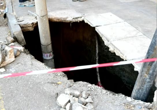 Καθίζηση του εδάφους στο Παγκράτι: Άνοιξε «κρατήρας» πλάτους 3 μέτρων στο πεζοδρόμιο, προσήχθη 52χρονος μηχανικός