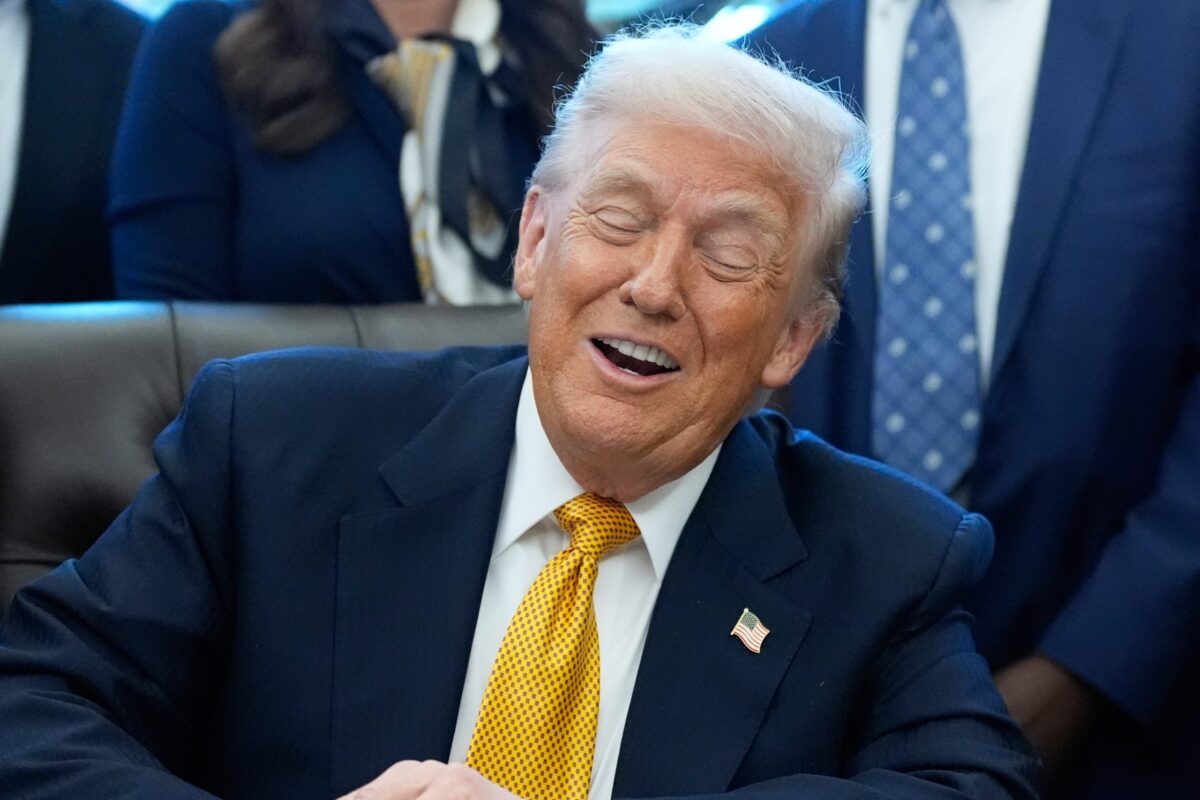 Μέσα στον «τρελό κόσμο» του Τραμπ: Από τα μπουκαλάκια γάλακτος και τα έλκηθρα της Δανίας, στον βομβαρδισμό του Ιράν  