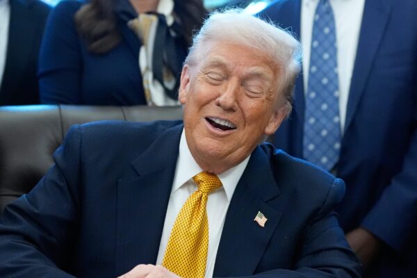 Μέσα στον «τρελό κόσμο» του Τραμπ: Από τα μπουκαλάκια γάλακτος και τα έλκηθρα της Δανίας, στον βομβαρδισμό του Ιράν  