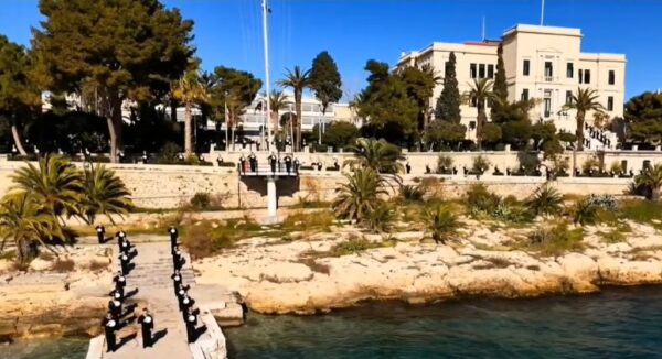 Η στιγμή που οι δόκιμοι του Πολεμικού Ναυτικού «χαιρετίζουν» τη φρεγάτα «Κίμων» κατά τον πλου της στην Πειραϊκή