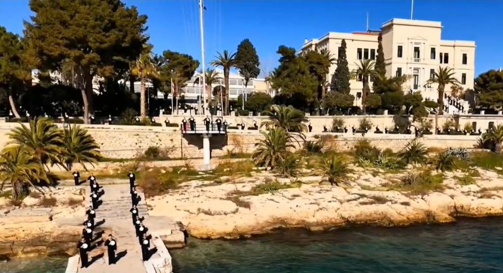 Η στιγμή που οι δόκιμοι του Πολεμικού Ναυτικού «χαιρετίζουν» τη φρεγάτα «Κίμων» κατά τον πλου της στην Πειραϊκή