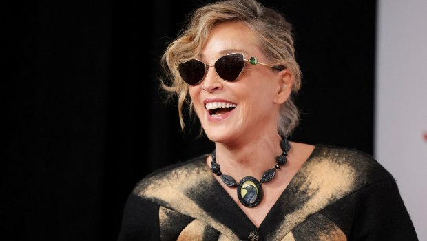 Και τώρα μπορείτε να… – Νεαροί δεν αναγνωρίζουν τη Σάρον Στόουν, της τη λένε κι εκείνη τους «σφάζει» παραλαμβάνοντας το βραβείο της