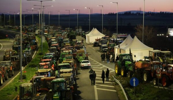 Στην τελική ευθεία για το Μαξίμου: Οι «σκληροί» των μπλόκων ετοιμάζονται για συνάντηση με τον πρωθυπουργό – Κλήσεις σε δύο αγρότες για παρακώλυση συγκοινωνιών