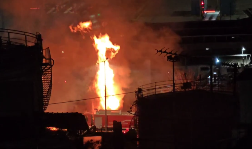 Σε εξέλιξη η πυρκαγιά στο Πέραμα – Πού γίνονται εκτροπές της κυκλοφορίας