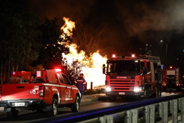 Πέραμα: Σε εξέλιξη η πυρκαγιά – Μήνυμα 112 προειδοποιεί για πυκνό καπνό
