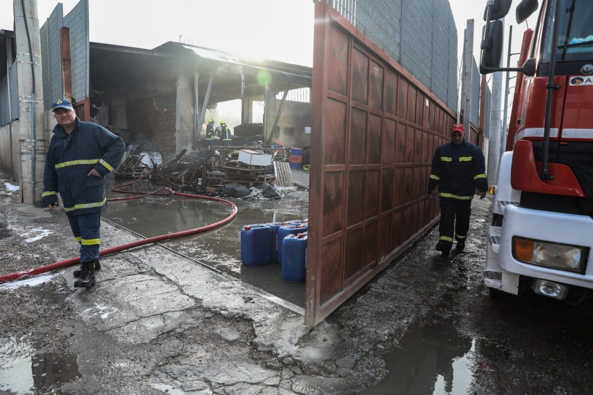 Mενίδι: Βελτιωμένη η εικόνα της φωτιάς στο εργοστάσιο πλαστικών – Ζημιές και σε παρακείμενα κτήρια