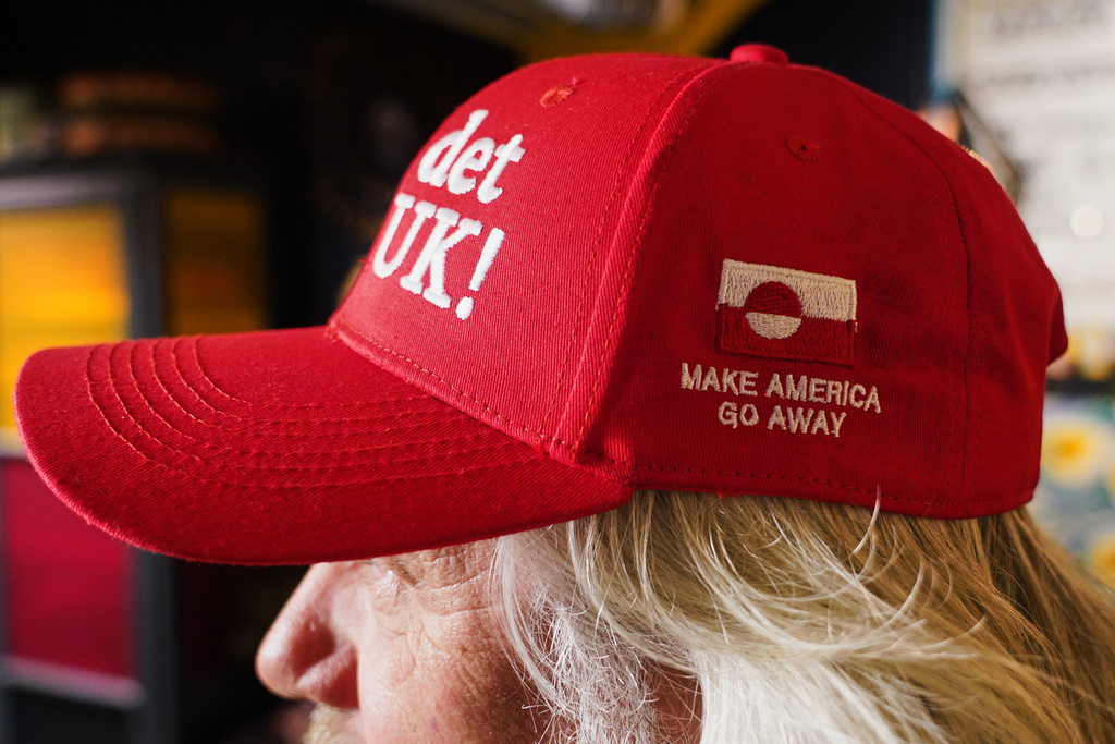 «Make America Go Away»: Ξεπούλησε το σατιρικό κόκκινο καπέλο που χλευάζει το σύνθημα του Τραμπ