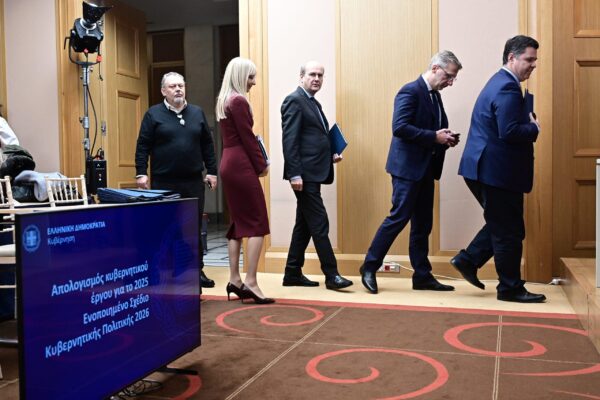 Ελληνική οικονομία: Κάτω από τον πήχη της πραγματικότητας η κυβέρνηση