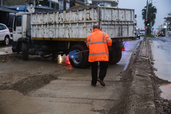 ΓΣΕΕ: Οδηγίες για την υγεία και ασφάλεια των εργαζομένων σε ακραία καιρικά φαινόμενα