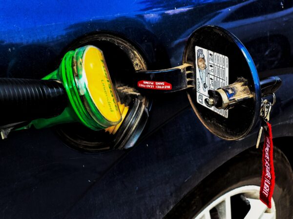 Απάτη στην αντλία: Παράνομο λογισμικό, τηλεχειριστήρια και «κομμένα» λίτρα καυσίμου