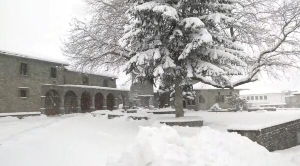 Ισχυρές καταιγίδες, θυελλώδεις άνεμοι και «λευκά» τοπία: Το ΕΡΤnews στο «μάτι» της κακοκαιρίας