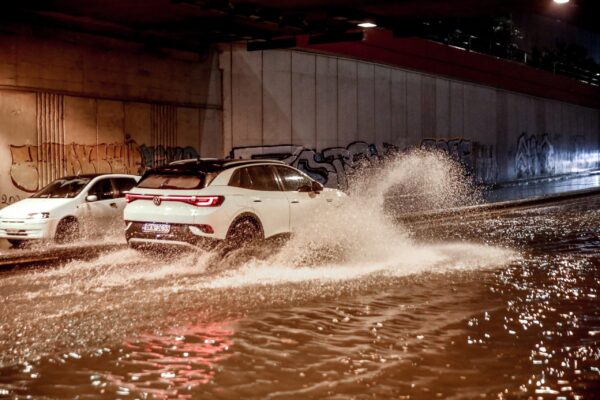 Συναγερμός στην Αττική: 112 για εκκένωση στον Ασπρόπυργο, δρόμοι ποτάμια και φουσκωμένα ρέματα – Πού υπάρχουν κυκλοφοριακές ρυθμίσεις