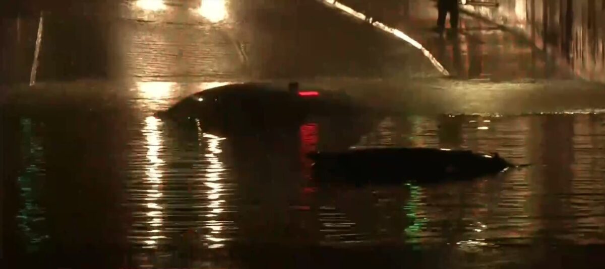 «Βούλιαξαν» αυτοκίνητα κάτω από τη γέφυρα της Σπύρου Λούη