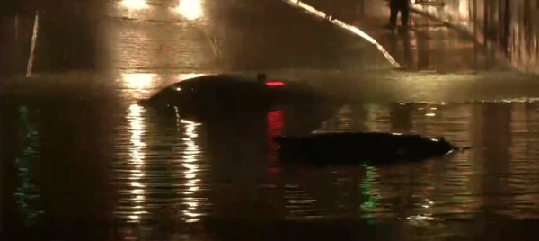 «Βούλιαξαν» αυτοκίνητα κάτω από τη γέφυρα της Σπύρου Λούη