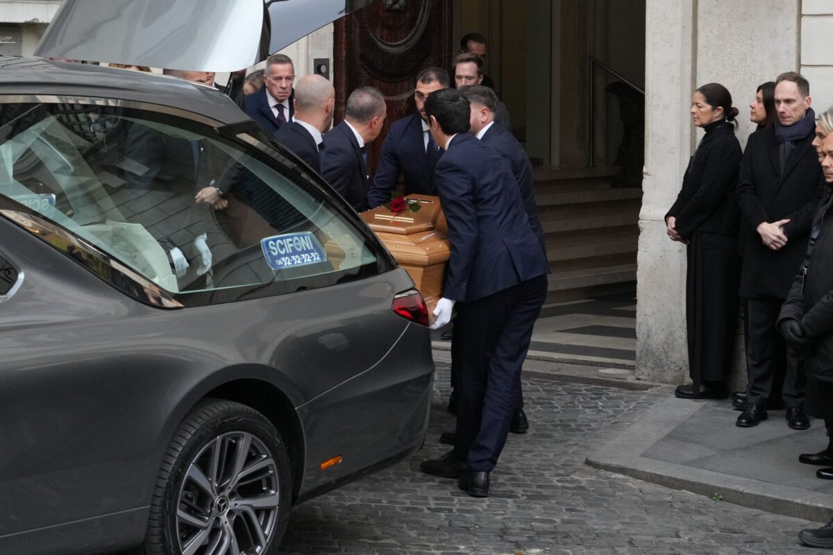 Valentino Garavani: Ξεκίνησε το λαϊκό προσκύνημα για τον σπουδαίο σχεδιαστή στη Ρώμη – Πλήθος κόσμου στο ιστορικό ατελιέ