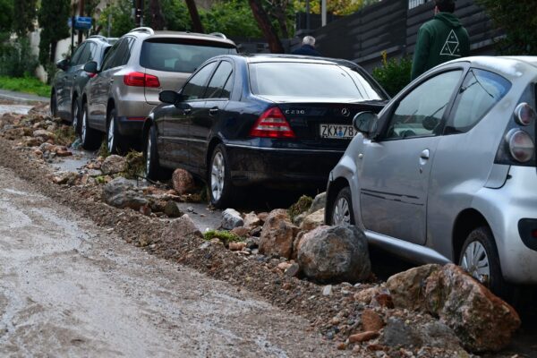 Το χρονικό της τραγωδίας στην Άνω Γλυφάδα: «Πιθανώς να χτυπήθηκε από κάποιο αντικείμενο και να έπεσε στο νερό με το κεφάλι»
