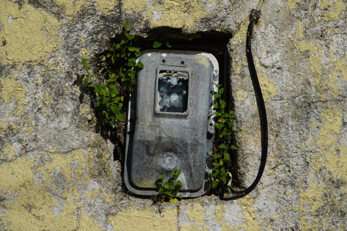 «Μάστιγα» η ρευματοκλοπή: Σχεδόν 400.000 παροχές ηλεκτροδοτούνται παράνομα – Πόσο κοστίζει σε κάθε καταναλωτή