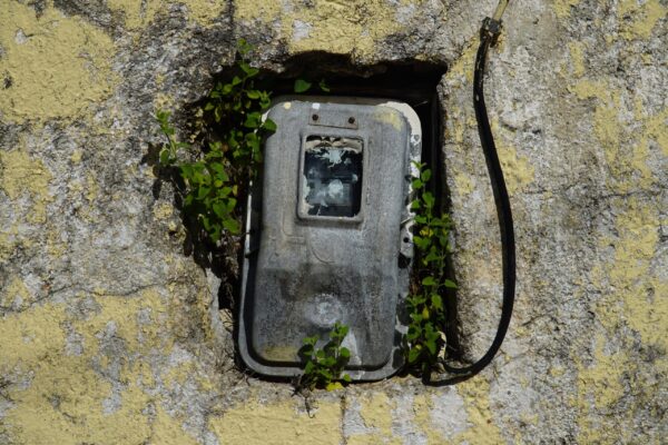 «Μάστιγα» η ρευματοκλοπή: Σχεδόν 400.000 παροχές ηλεκτροδοτούνται παράνομα – Πόσο κοστίζει σε κάθε καταναλωτή  