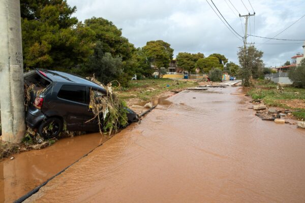 Η επόμενη μέρα σε Βάρη και Κάλαμο μετά την επέλαση της κακοκαιρίας – Εικόνες βομβαρδισμένου τοπίου από drone