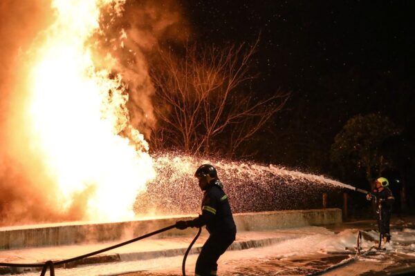 Σε αποκλεισμό της κεντρικής λεωφόρου προχωρά αύριο Παρασκευή ο Δήμος Περάματος, για να απομακρυνθούν οι δεξαμενές πετρελαιοειδών