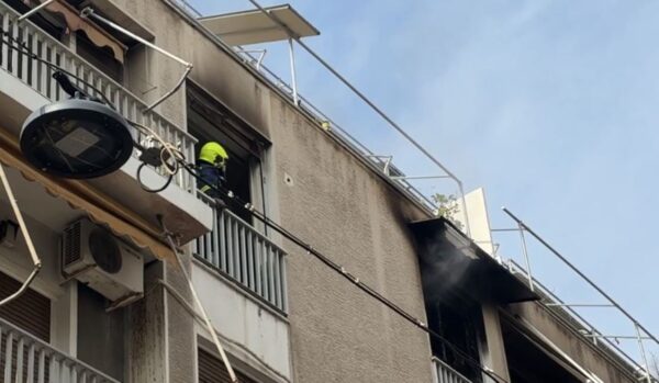 Φωτιά σε διαμέρισμα στην πλατεία Αμερικής – Δεν εγκλωβίστηκαν άτομα