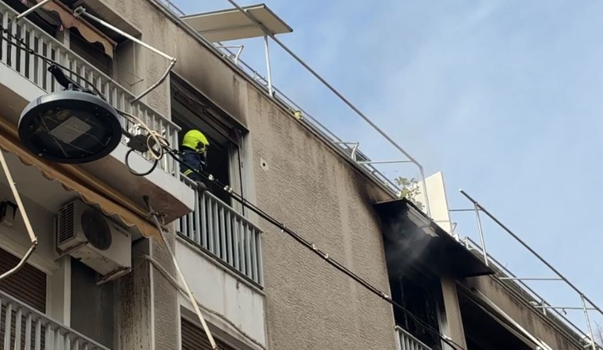 Φωτιά σε διαμέρισμα στην πλατεία Αμερικής – Δεν εγκλωβίστηκαν άτομα