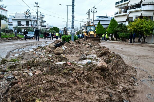 Κακοκαιρία: Στην Άνω Γλυφάδα κλιμάκιο του ΠΑΣΟΚ