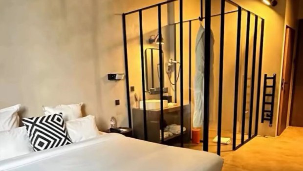 Ξενοδοχεία χωρίς πόρτα στο μπάνιο: μινιμαλισμός ή οικονομικός συμβιβασμός;