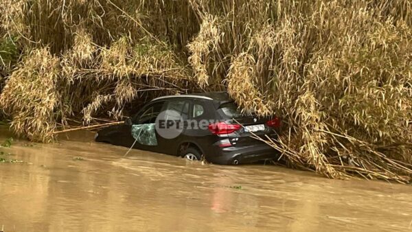 Διακοπή της κυκλοφορίας στο ρέμα Βάρδα από τα Σπάτα προς το Πικέρμι – Εγκλωβίστηκαν επιβαίνοντες οχήματος που παρασύρθηκε από νερά