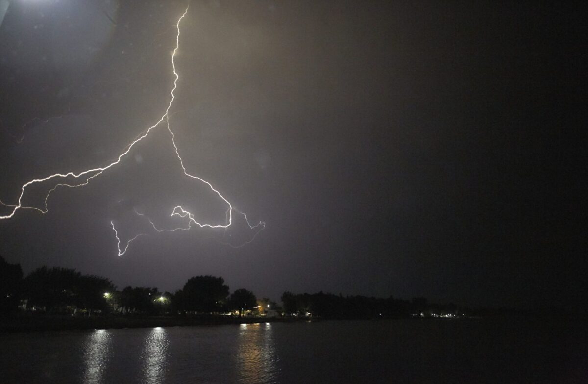 Πάνω από 43.000 κεραυνοί έπεσαν τη Δευτέρα – Οι περιοχές με τα μεγαλύτερα ύψη βροχής