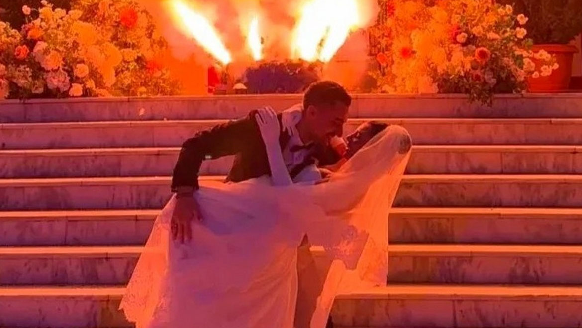 Σάκης Κατσούλης – Μαριαλένα Ρουμελιώτη: Η τούρτα υπερπαραγωγή και το τρυφερό στιγμιότυπο