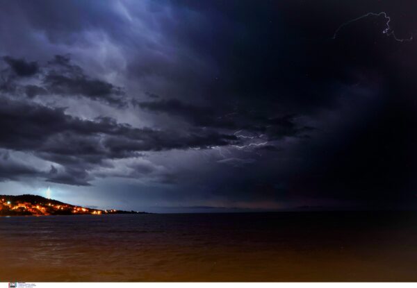 Καιρός: Άστατος μέχρι το Σάββατο – Κατά τόπους ισχυρά φαινόμενα ως το απόγευμα και εξασθένηση των ανέμων