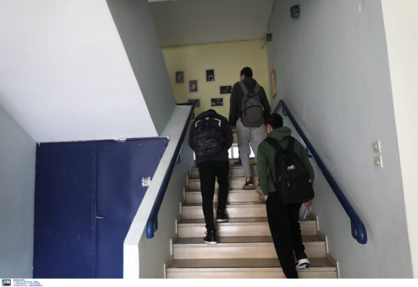 16χρονος που εντοπίστηκε με μαχαίρι: Πριν ένα μήνα ομάδα ανηλίκων στο ίδιο σχολείο έβαζε φωτιές