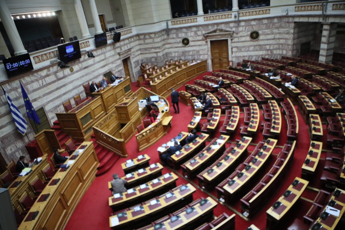 Βουλή: Στην αρμόδια κοινοβουλευτική επιτροπή το νομοσχέδιο για το μεταναστευτικό