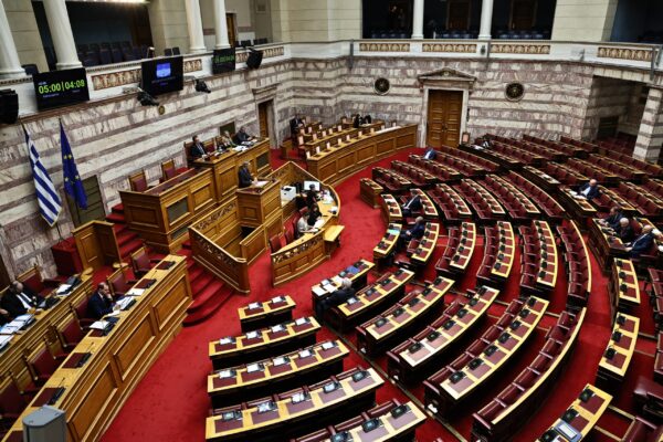 «Ενός λεπτού σιγή» στη Βουλή για τις νεκρές εργαζόμενες στη «Βιολάντα» και τους φιλάθλους του ΠΑΟΚ που έχασαν τη ζωή τους στο τροχαίο