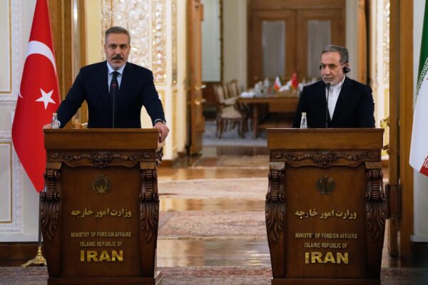 Στην Τουρκία ο Ιρανός ΥΠΕΞ – Πρόθυμη για μεσολάβηση η Άγκυρα μεταξύ Τεχεράνης και Ουάσινγκτον