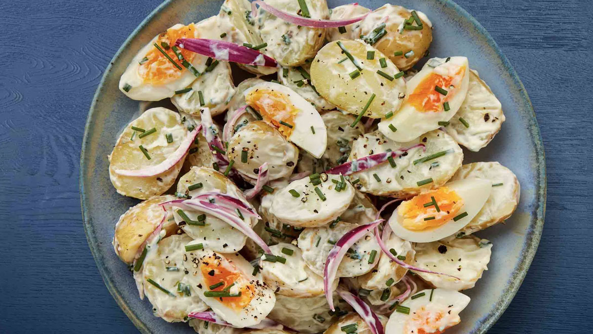 Ελαφριά και χορταστική: πατατοσαλάτα που ταιριάζει σε κάθε ώρα