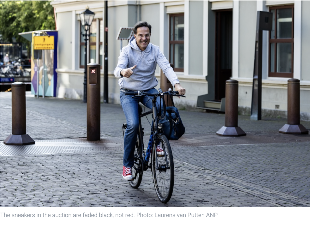 Υπογεγραμμένα αθλητικά παπούτσια του Μαρκ Ρούτε σε δημοπρασία στη Χάγη