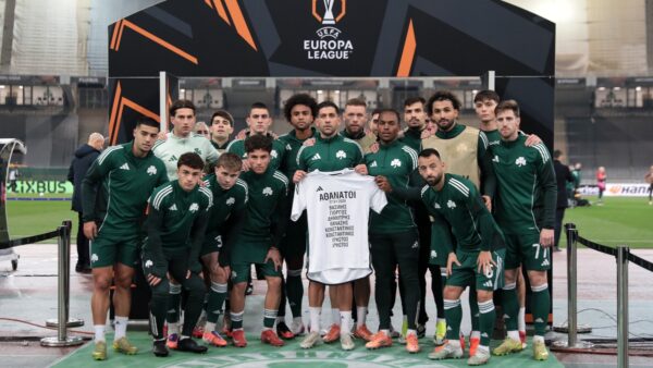 Οι παίκτες του Παναθηναϊκού τίμησαν τη μνήμη των οκτώ φιλάθλων του ΠΑΟΚ που έχασαν τη ζωή τους