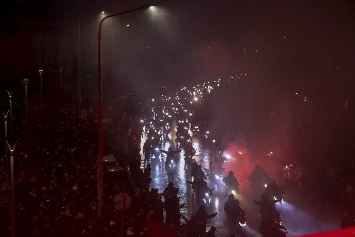 Ράγισαν καρδιές στην Τούμπα για τους επτά οπαδούς του ΠΑΟΚ – Με δάκρυα, καπνογόνα και συνθήματα το τελευταίο αντίο