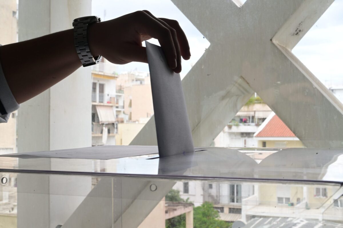 Δημοσκόπηση MRB: Σταθερό προβάδισμα της ΝΔ με 16 μονάδες, η Πλεύση Ελευθερίας ξεπέρασε το ΠΑΣΟΚ