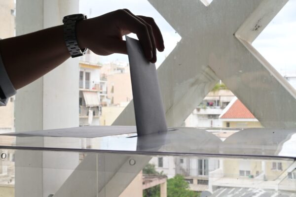 Δημοσκόπηση MRB: Σταθερό προβάδισμα της ΝΔ με 16 μονάδες, η Πλεύση Ελευθερίας ξεπέρασε το ΠΑΣΟΚ