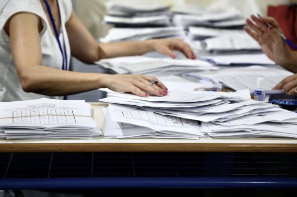 Σε δημόσια διαβούλευση το νομοσχέδιο για την επιστολική ψήφο των αποδήμων