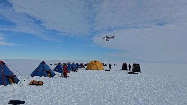 Ερευνητές πραγματοποιούν γεωτρήσεις σε παγετώνα για την παρακολούθηση της ανόδου της στάθμης των θαλασσών