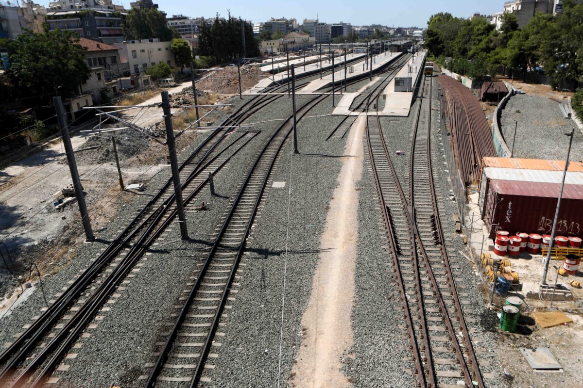 Συνελήφθη οδηγός που εισήλθε με το όχημά του σε σιδηροδρομικές γραμμές στην Αθήνα