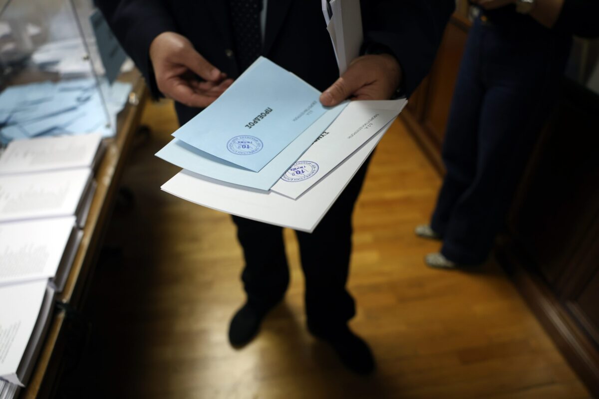 Σε δημόσια διαβούλευση το νομοσχέδιο για την επιστολική ψήφο και την εκλογική περιφέρεια Απόδημου Ελληνισμού