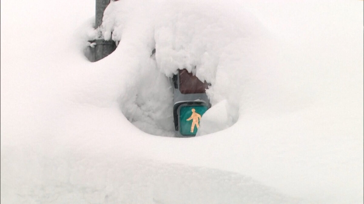 Τείχη χιονιού 2,7 μέτρων στην Ιαπωνία: Σφοδρή χιονόπτωση παραλύει βόρεια και δυτικά τμήματα της χώρας