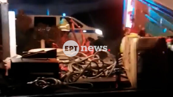 Φορτηγό με οπωροκηπευτικά ανατράπηκε στην εθνική οδό, στο Κάστρο Βοιωτίας