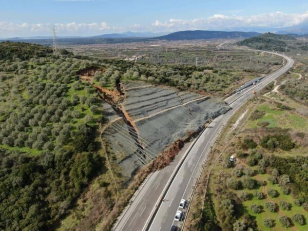 Δρόμοι ποτάμια, βυθισμένα χωράφια και ένα ρήγμα 200 μέτρων: Εικόνες καταστροφής άφησε πίσω της η κακοκαιρία